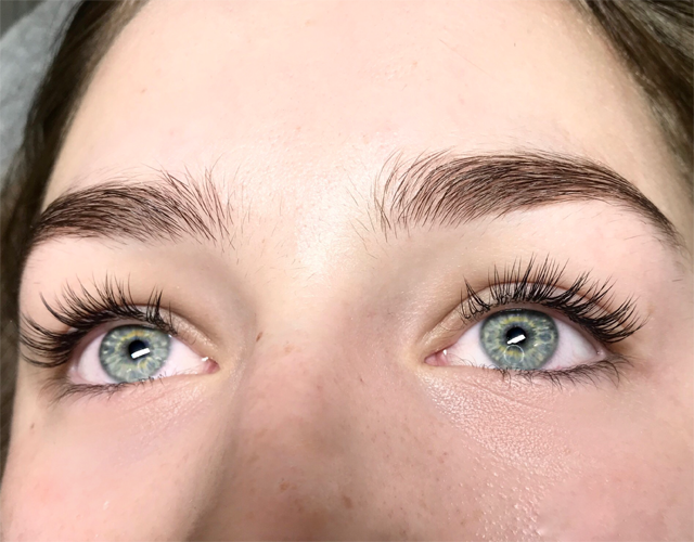 Lite set of eyelash extensions after image